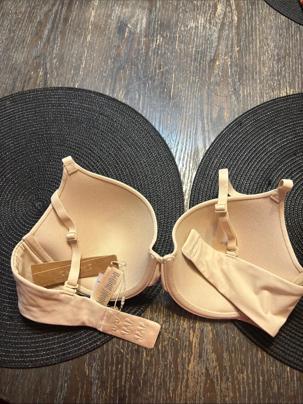 SKIMS sand fits everybody T-Shirt Bra sand 34C NWT (smokers)